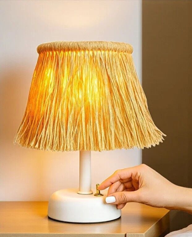 ABAJUR BOHEM SAÇAKLI BEYAZ PİLLİ GÖVDE RAFYA 25CM