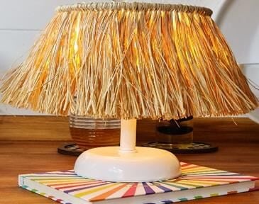 ABAJUR BOHEM SAÇAKLI BEYAZ PİLLİ GÖVDE RAFYA 25CM