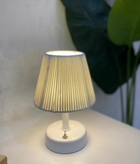 MASA LAMBASI BEYAZ GÖVDE MAKROME BAŞLIK