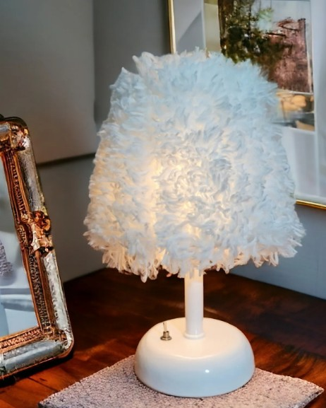 MASA LAMBASI BEYAZ GÖVDE PELUŞ BAŞLIK