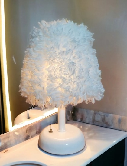 MASA LAMBASI BEYAZ GÖVDE PELUŞ BAŞLIK