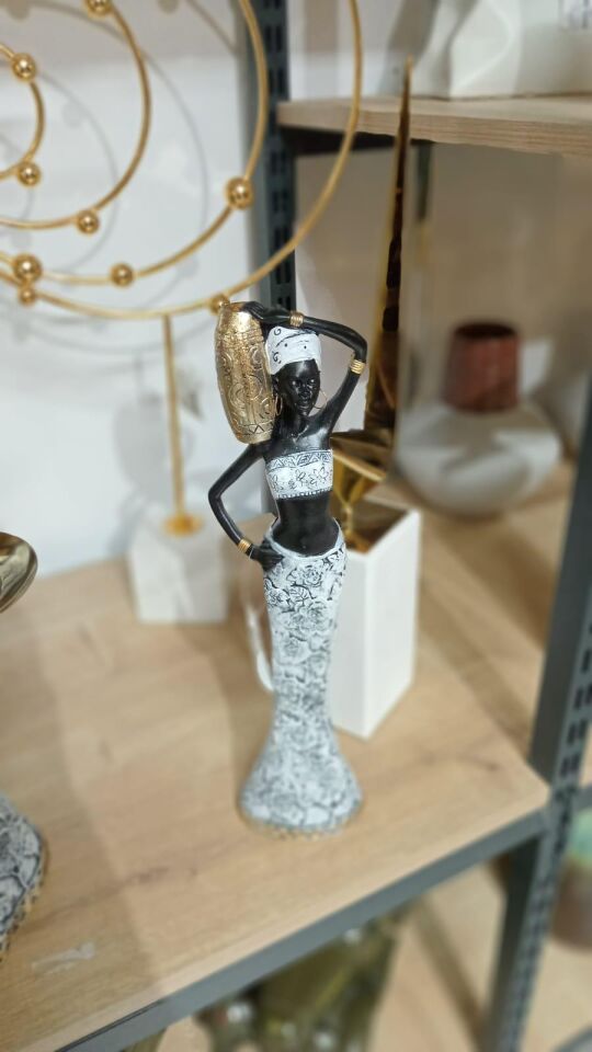 BİBLO ELİ BELİNDE TESTİLİ AFRİKALI KADIN