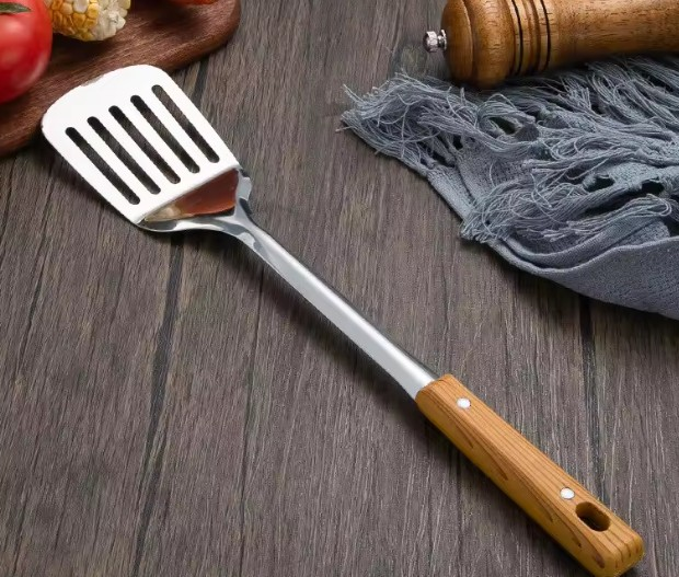 SPATULA AHŞAP SAPLI DELİKLİ SİYAH